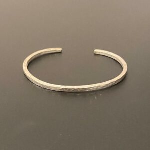 THIN HAMMERED ARMBAND